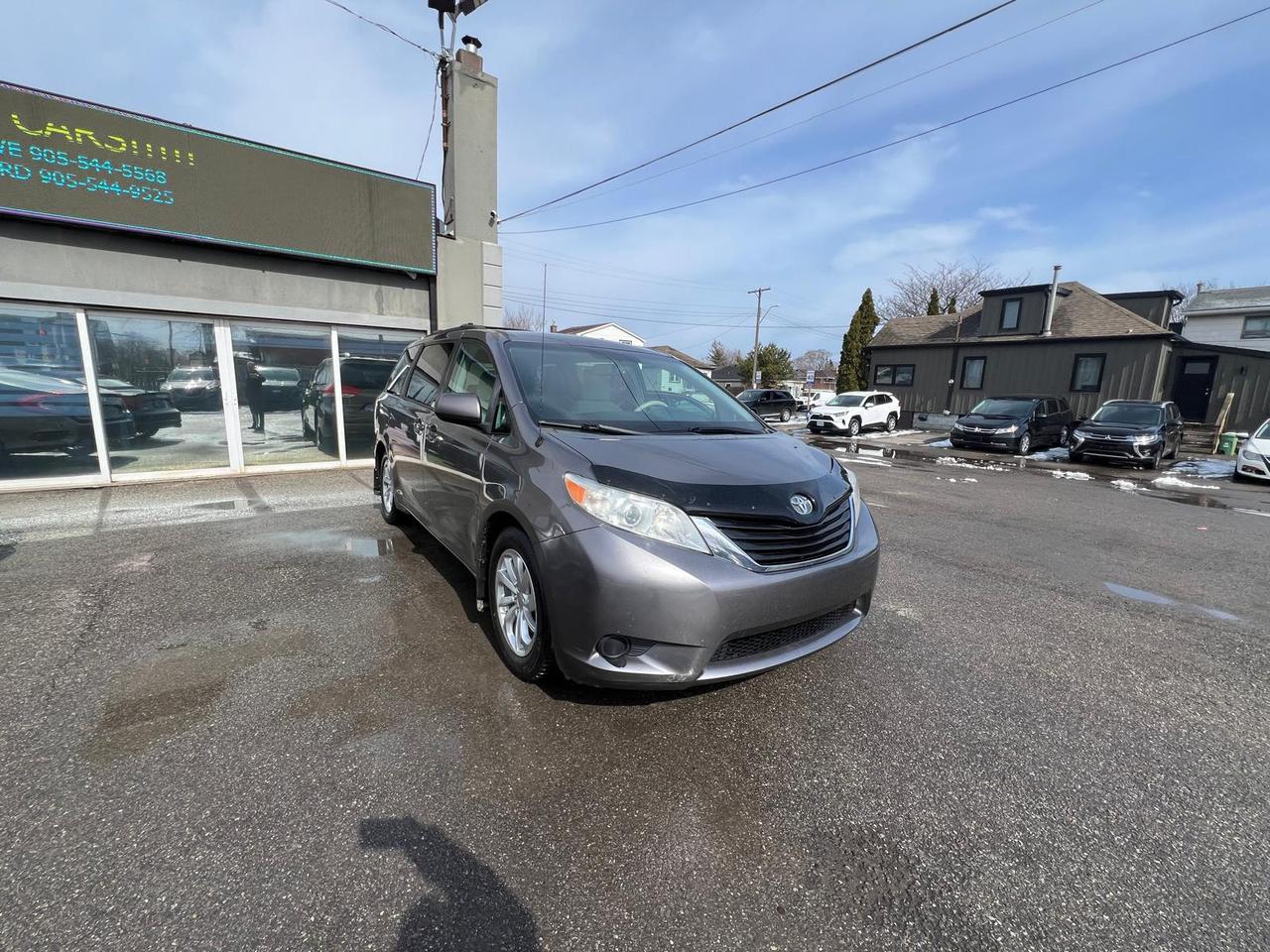 2014 Toyota Sienna LE 8 PASSENGER Photo