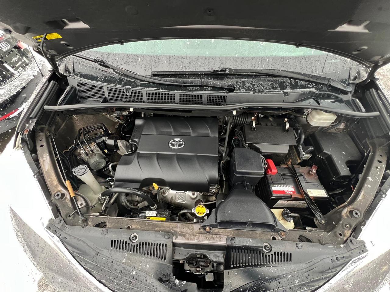 2014 Toyota Sienna LE 8 PASSENGER Photo