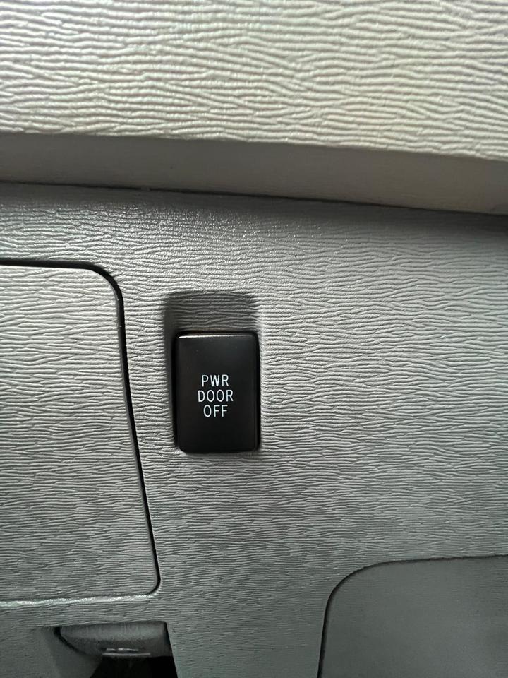 2014 Toyota Sienna LE 8 PASSENGER Photo