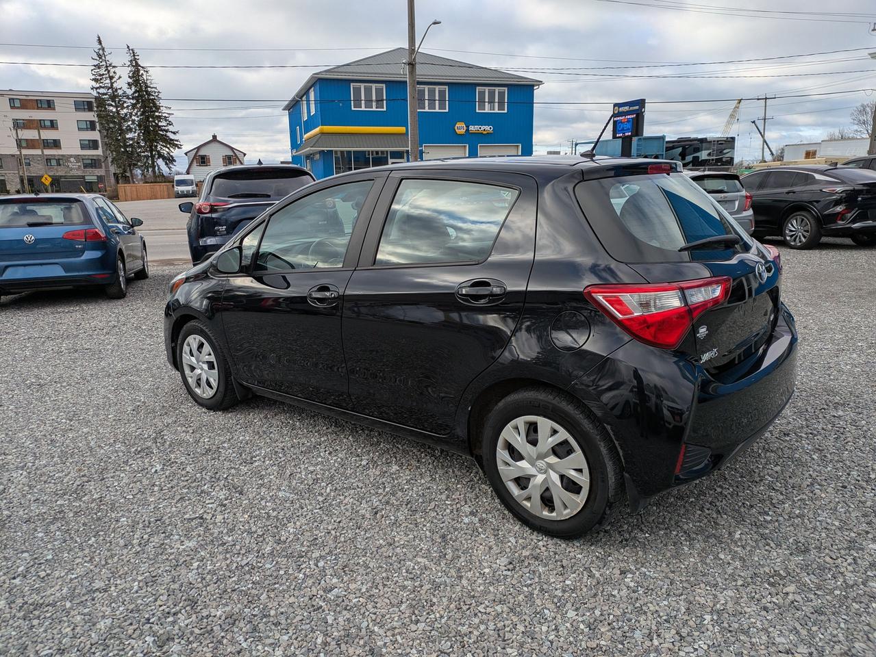 2018 Toyota Yaris LE Photo2