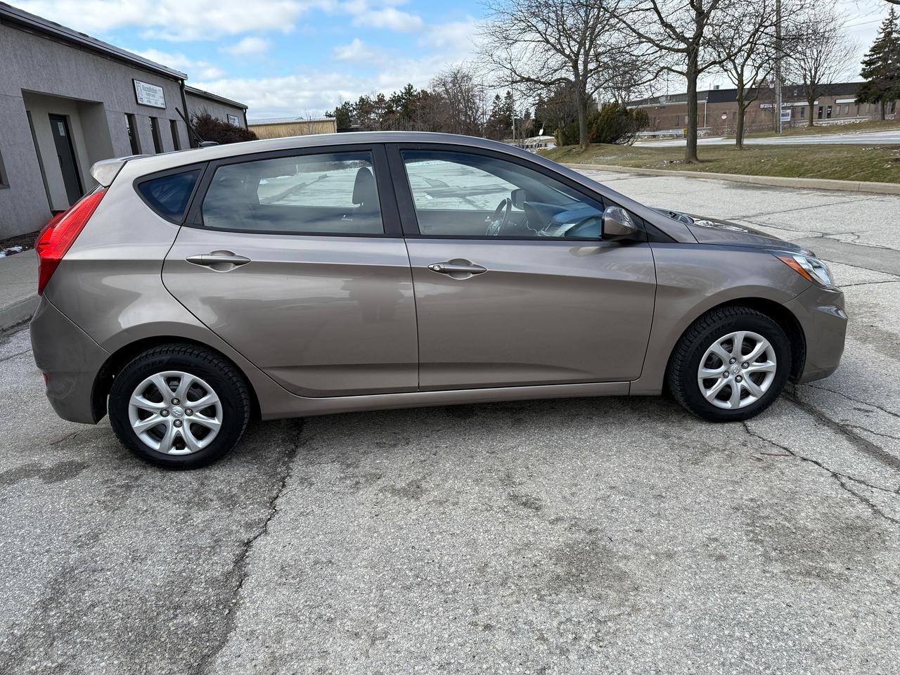 2013 Hyundai Accent 4D HB.LOW MILEAGE.AUTO.A/C..MINT..CERTIFIED! Photo3