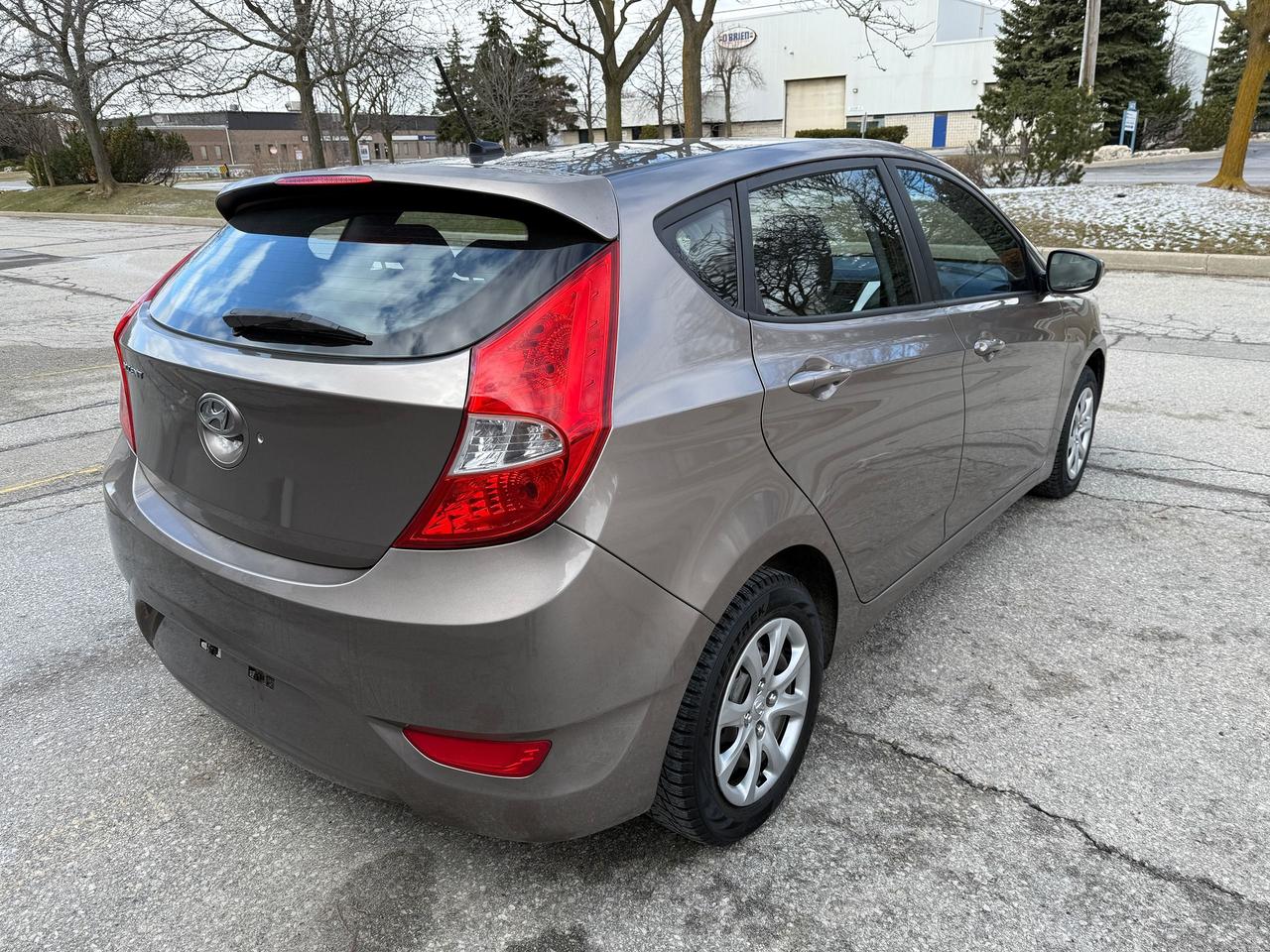 2013 Hyundai Accent 4D HB.LOW MILEAGE.AUTO.A/C..MINT..CERTIFIED! Photo4