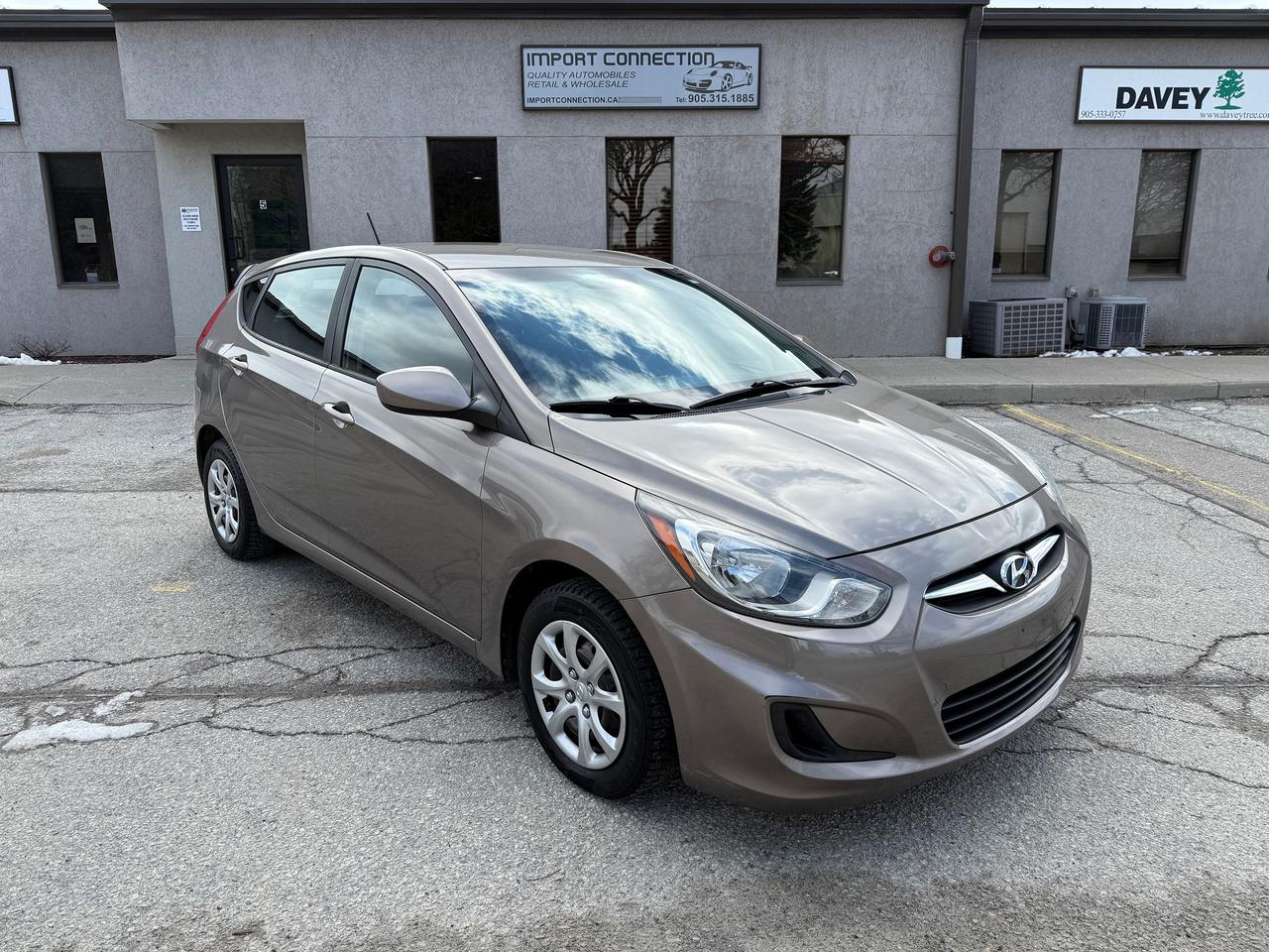2013 Hyundai Accent 4D HB.LOW MILEAGE.AUTO.A/C..MINT..CERTIFIED! Photo2