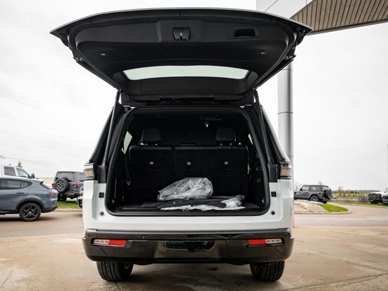 2026 Jeep Grand Wagoneer Limited Altitude Photo