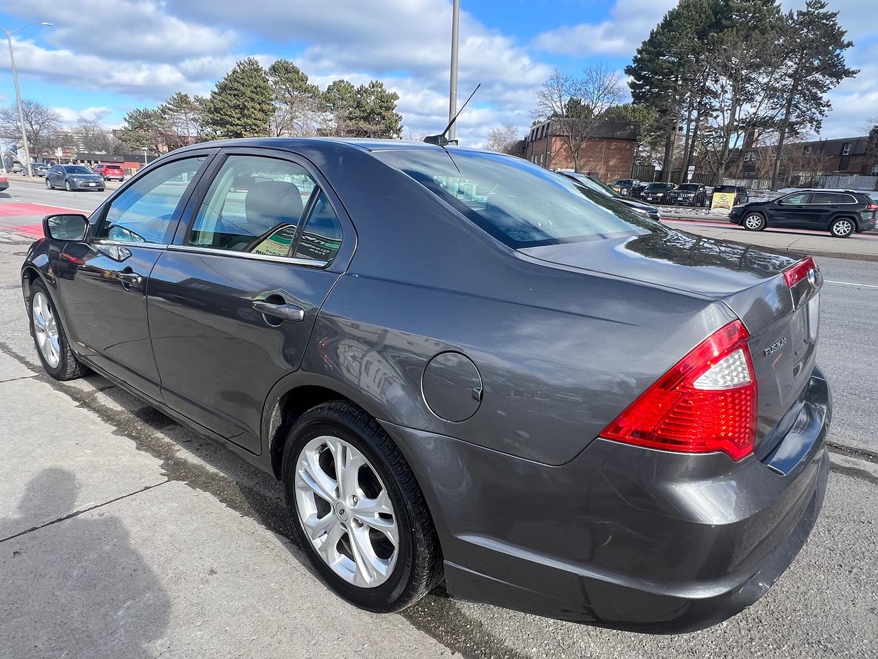 2012 Ford Fusion EXTRA CLEAN-AUTOMATIC & MORE! Photo4