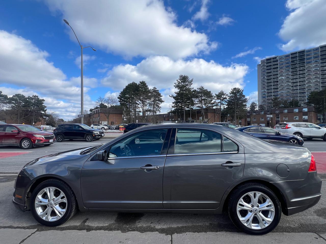2012 Ford Fusion EXTRA CLEAN-AUTOMATIC & MORE! Photo3
