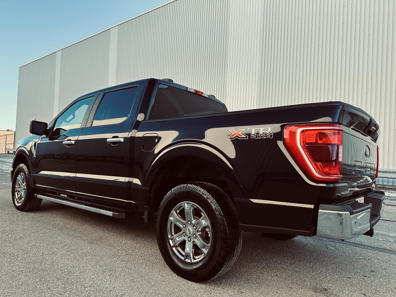 2021 Ford F-150 SUPER CREW XLT XTR IN BLACK Photo4