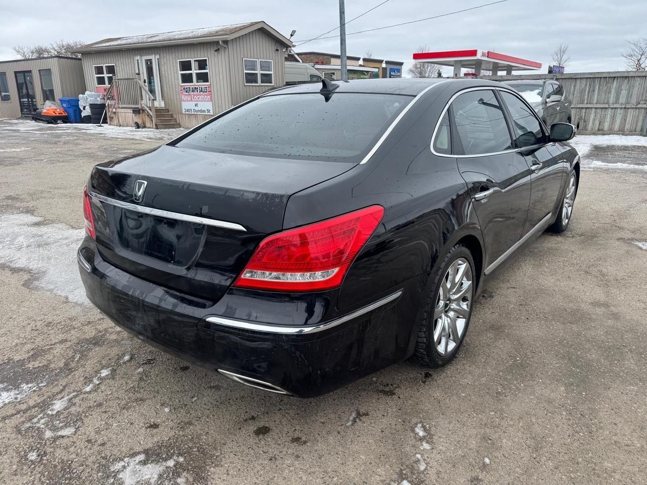 2012 Hyundai Equus SIGNATURE, 2 SETS OF TIRES, WELL MAINTAINED, CERT Photo4