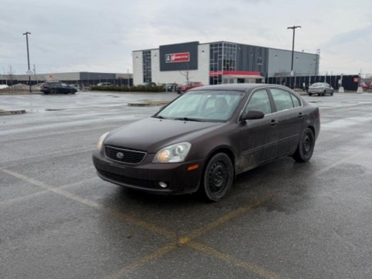 À vendre chez Kenny La Prairie : KIA Optima LX V6 2008, vendue telle quelle une occasion parfaite déconomiser! Profitez dun moteur puissant 2.7L V6 DOHC 24V et dun bas kilométrage pour son année. La voiture est très propre à lintérieur comme à lextérieur. Notez quil y a un petit problème de direction (probablement la pompe à power steering) ainsi quune légère perte déchappement au collecteur. Mis à part ces deux détails, le véhicule est en excellente condition générale. Achetez-la telle quelle. Ne manquez pas cette opportunité dobtenir une berline fiable à petit prix!