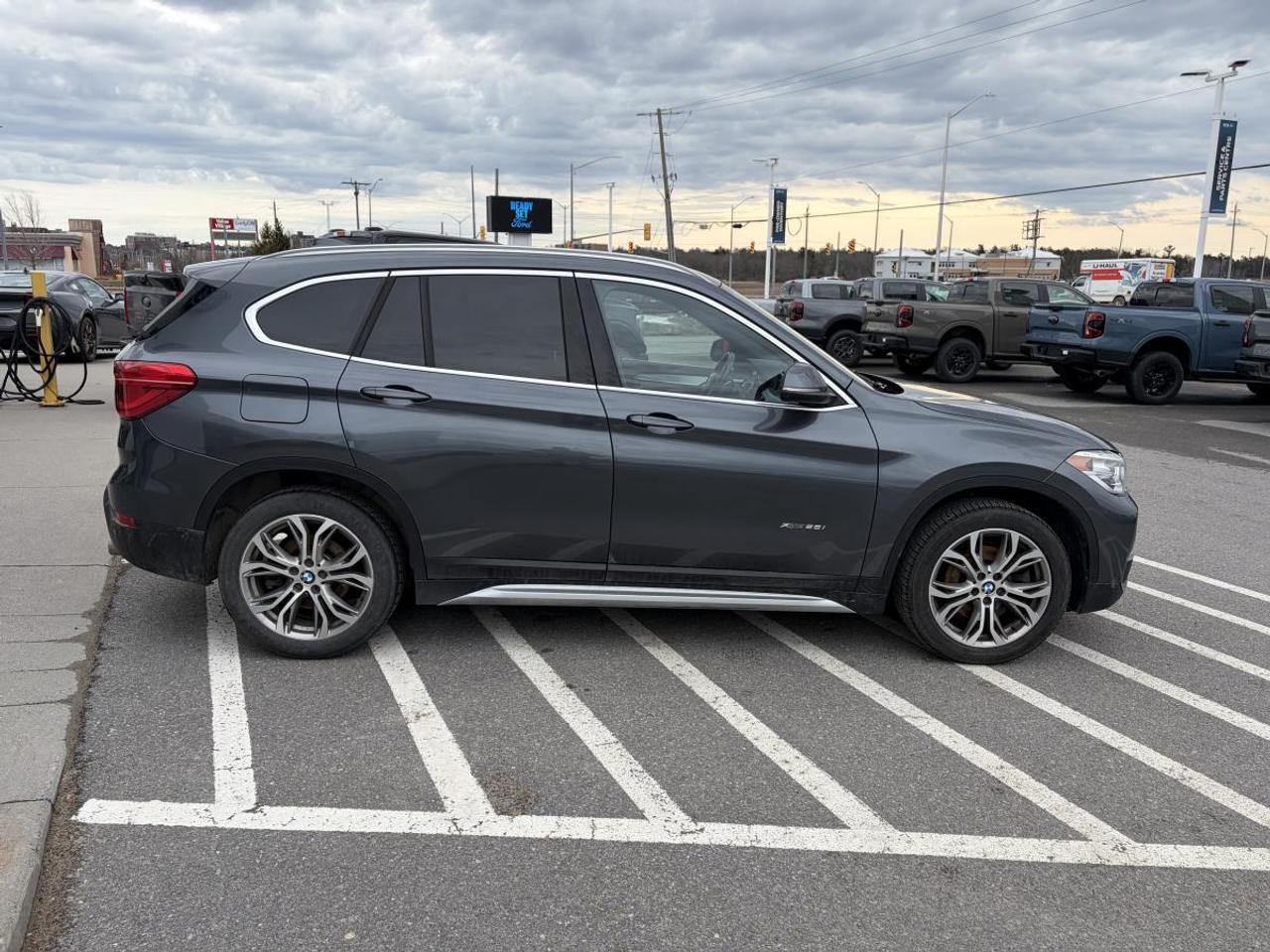 2017 BMW X1 xDrive28i Photo3