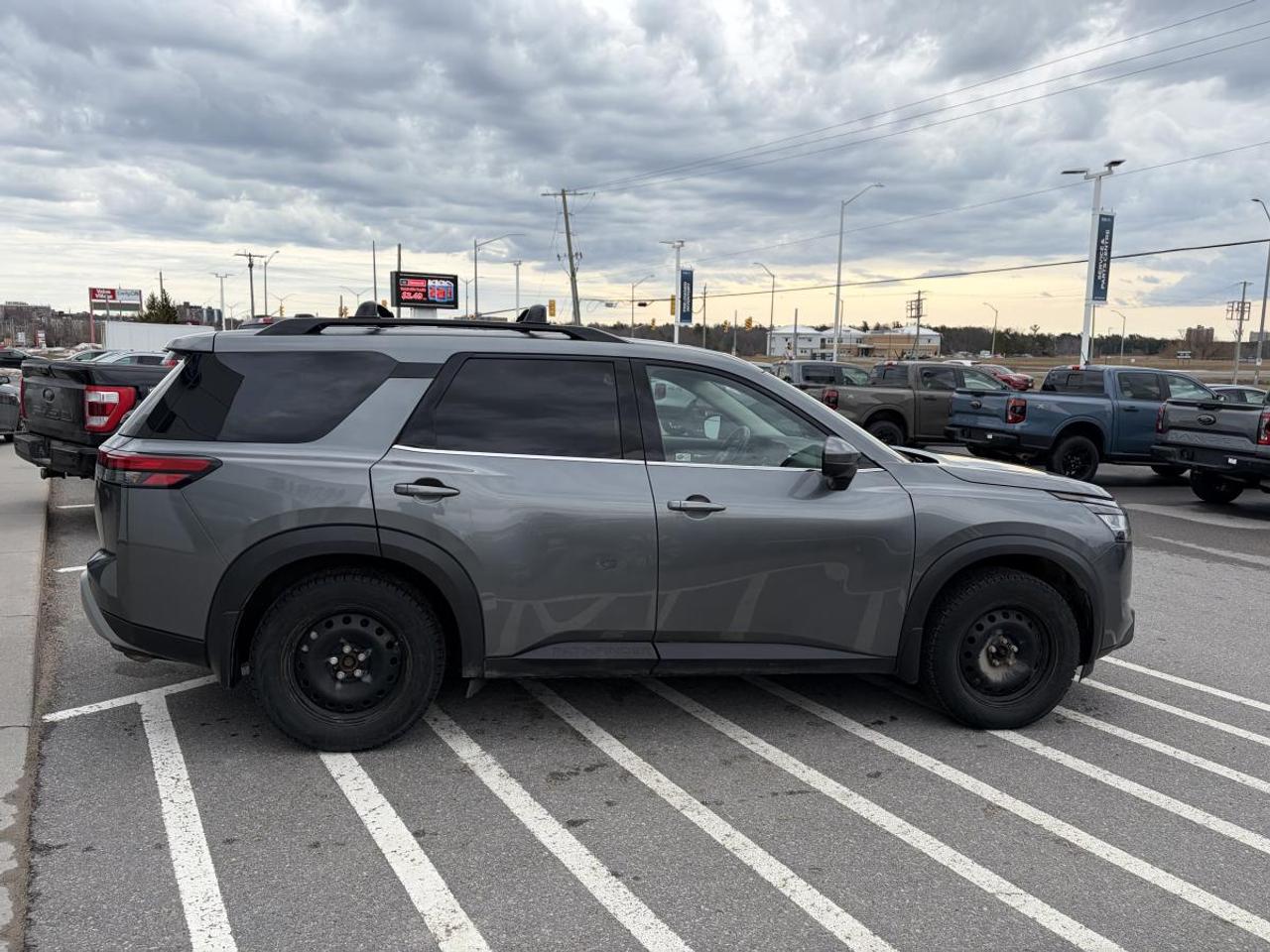 2022 Nissan Pathfinder SV Photo3