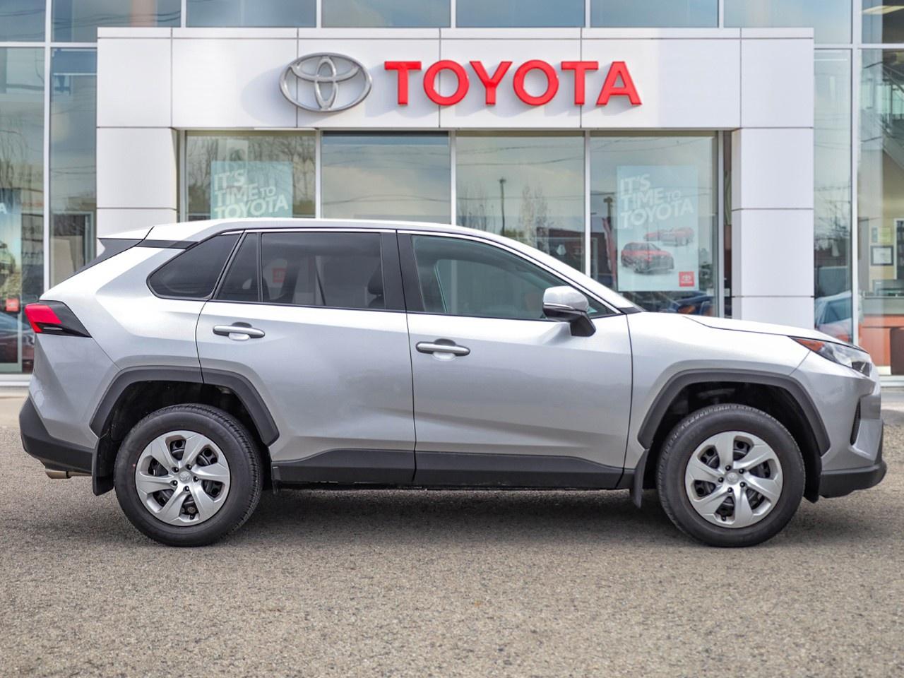 2023 Toyota RAV4 LE Photo2