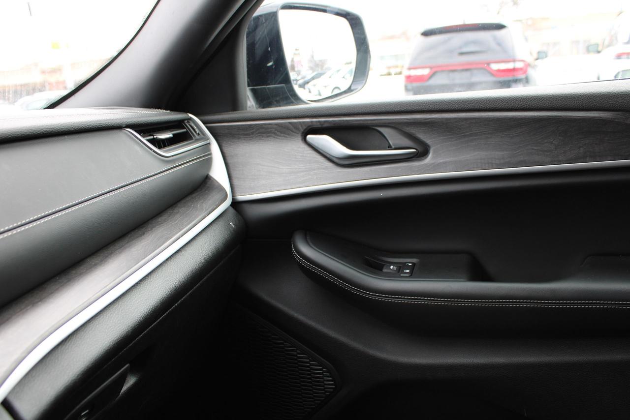 2024 Jeep Grand Cherokee Limited 6 Passenger Photo