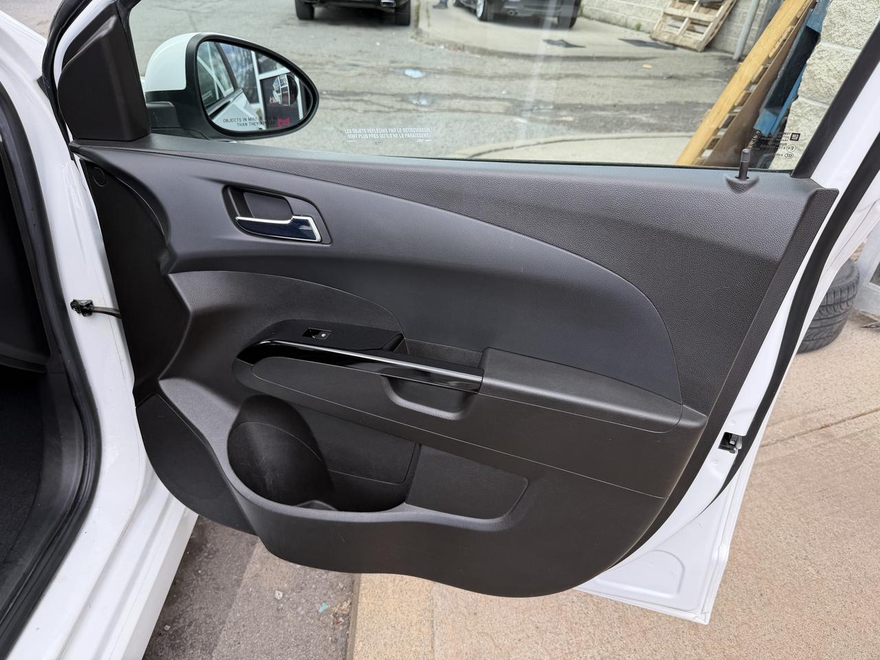 2017 Chevrolet Sonic LT AUTO, SUNROOF, HEATED SEATS, REMOTE START!! Photo