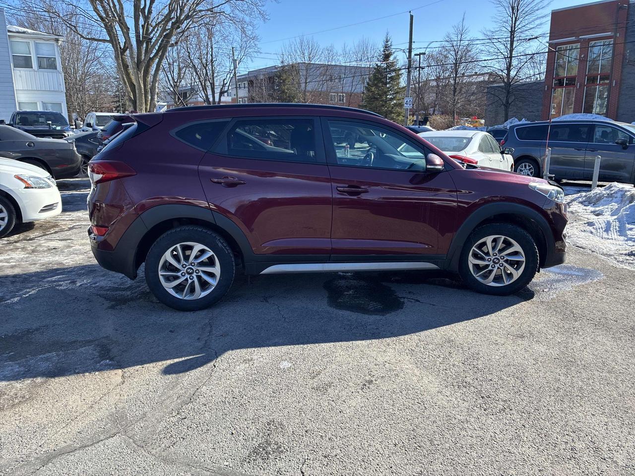 2017 Hyundai Tucson SE - AWD, LEATHER, SUNROOF, HEATED SEATS & WHEEL! Photo