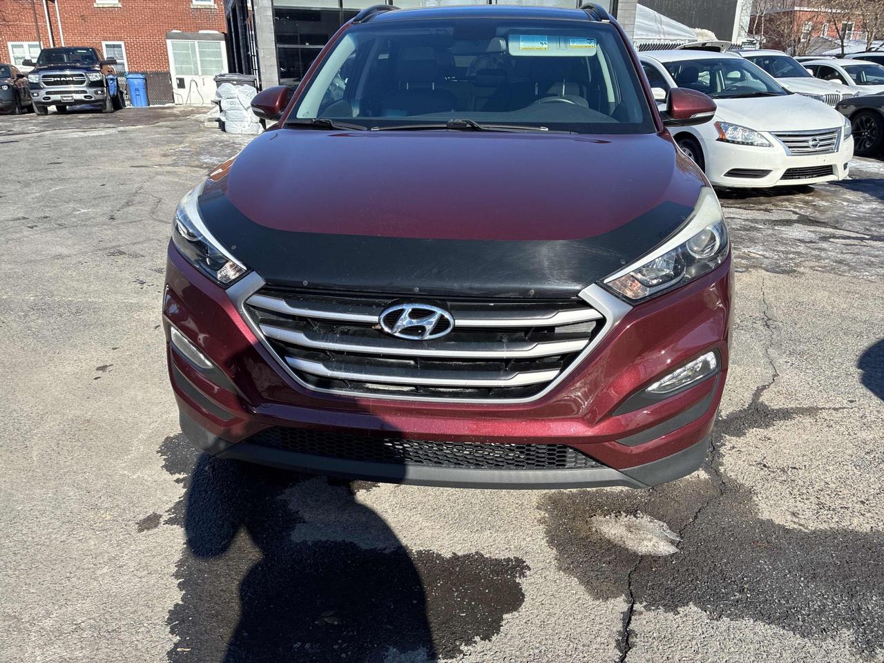 2017 Hyundai Tucson SE - AWD, LEATHER, SUNROOF, HEATED SEATS & WHEEL! Photo