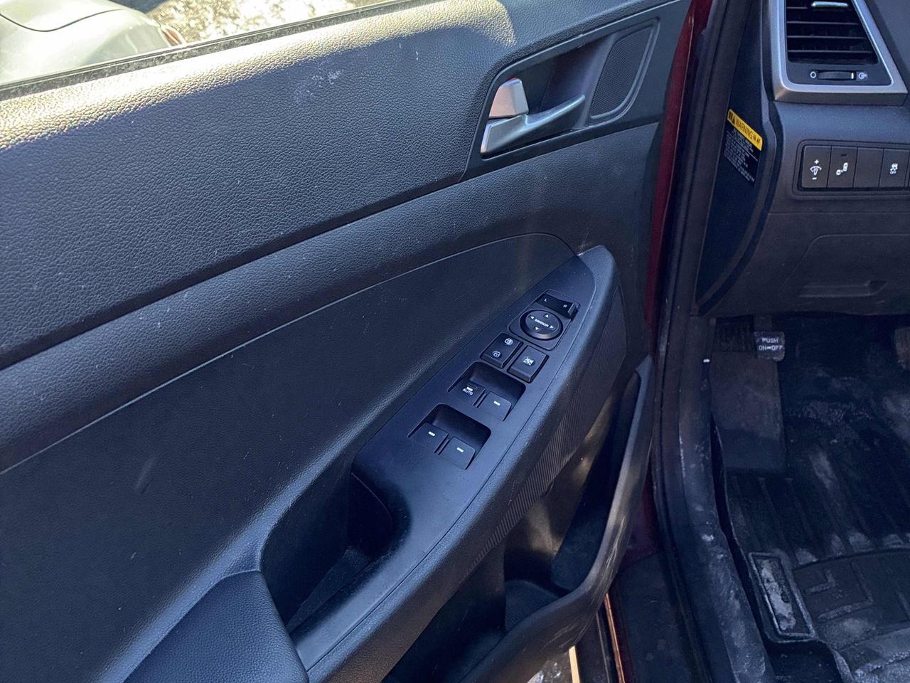 2017 Hyundai Tucson SE - AWD, LEATHER, SUNROOF, HEATED SEATS & WHEEL! Photo