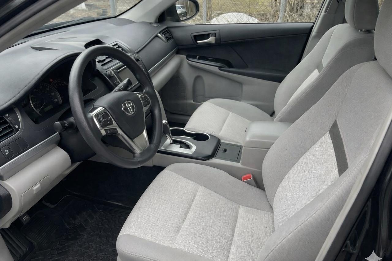 2012 Toyota Camry LE Photo3