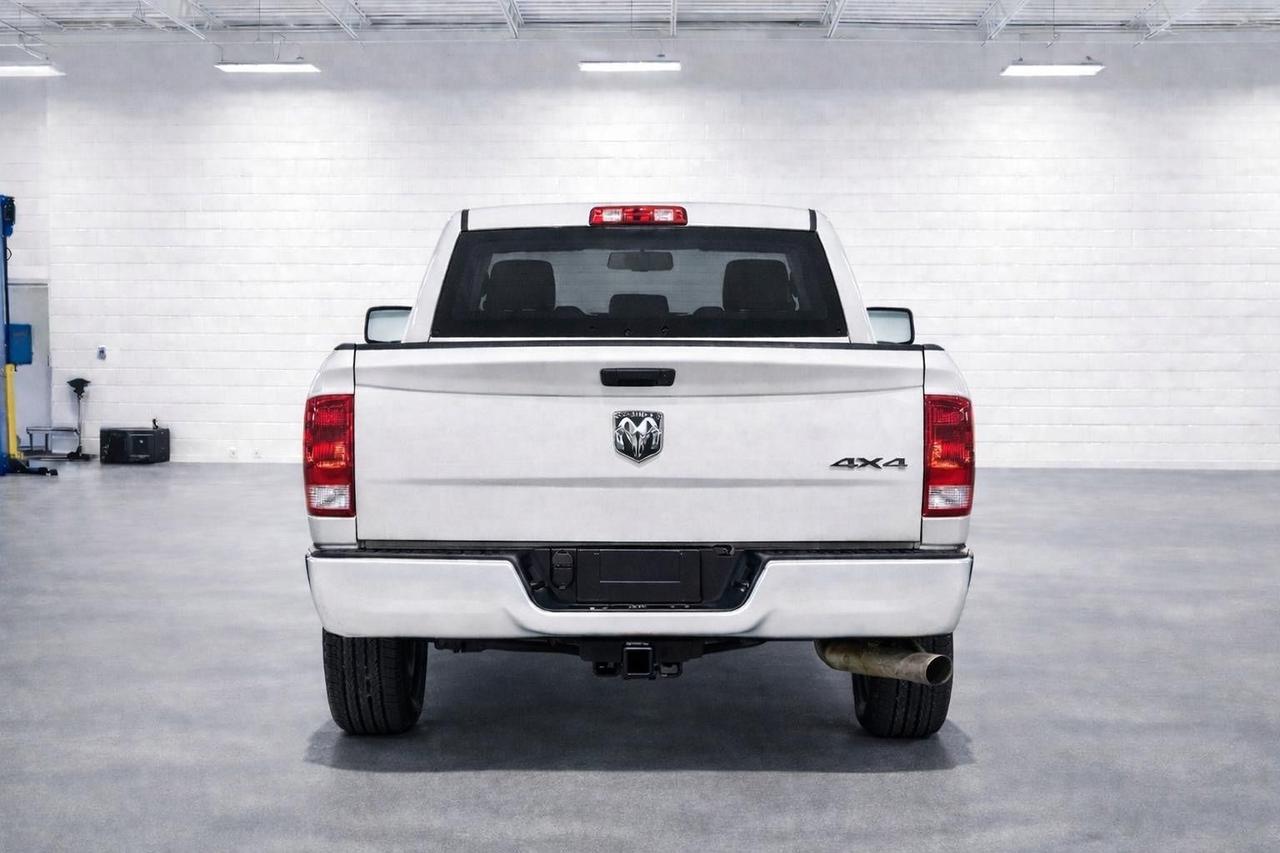 2019 RAM 1500 Classic Express Reg Cab 6.4' Box Photo4
