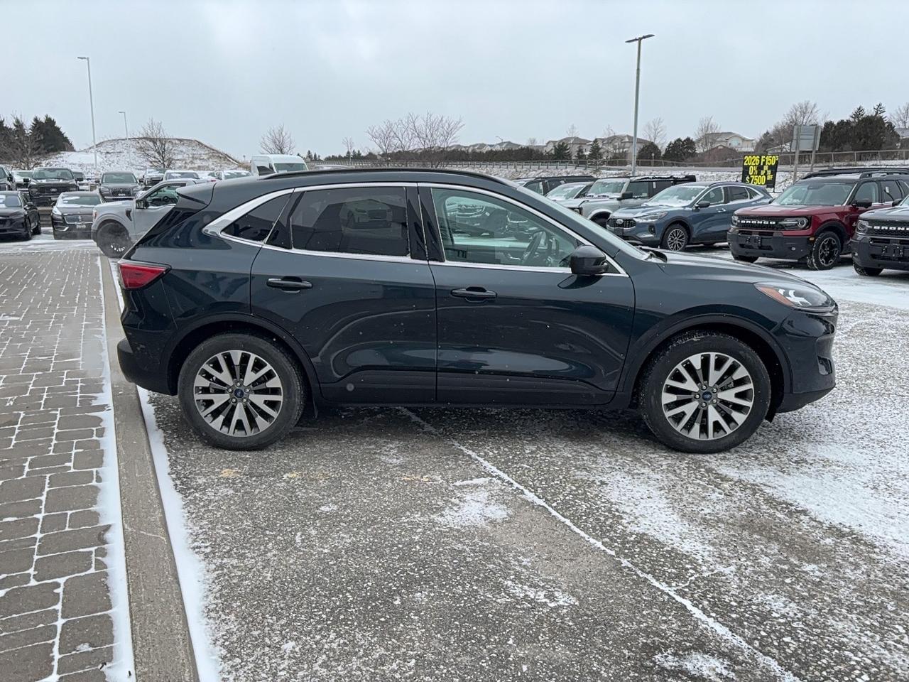 2022 Ford Escape LOCAL TRADE! LOADED TITANIUM HYBRID! LOW KM'S! Photo3