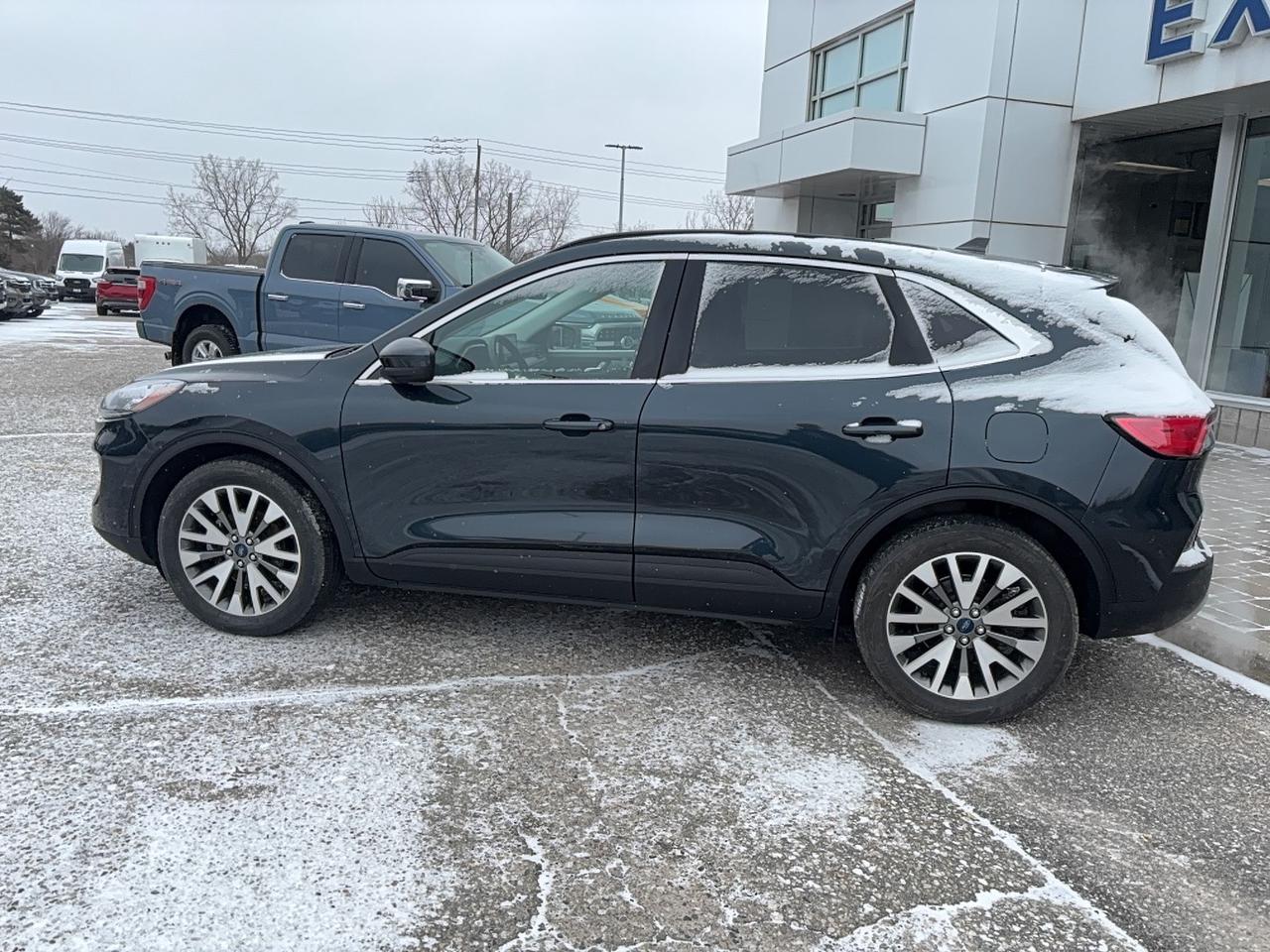 2022 Ford Escape LOCAL TRADE! LOADED TITANIUM HYBRID! LOW KM'S! Photo