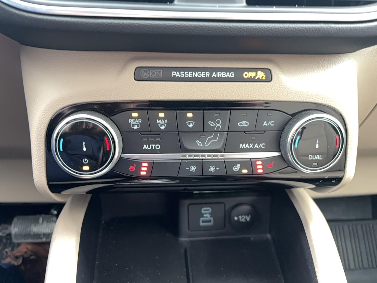 2022 Ford Escape LOCAL TRADE! LOADED TITANIUM HYBRID! LOW KM'S! Photo