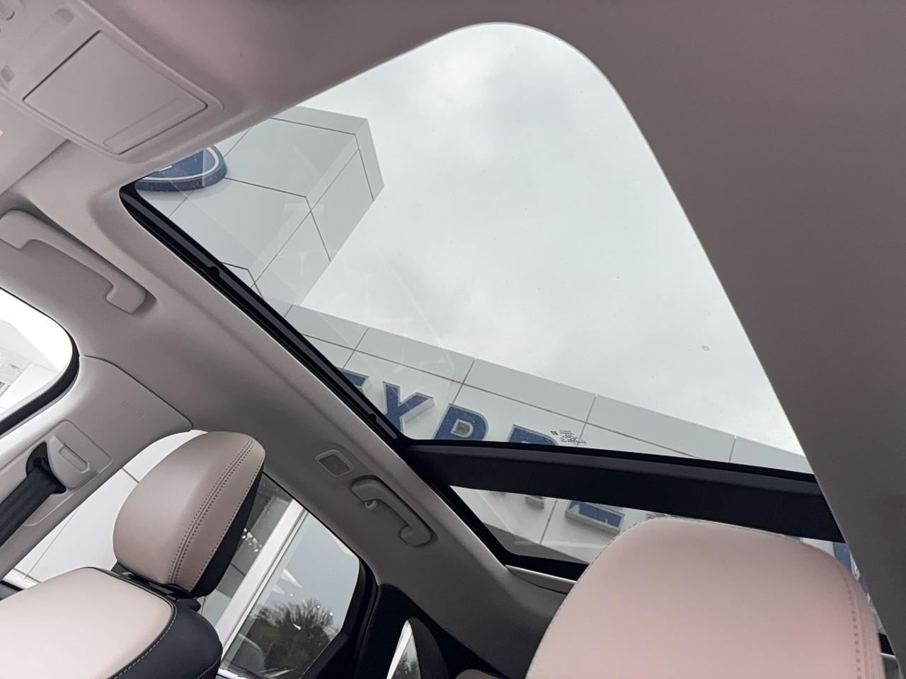 2022 Ford Escape LOCAL TRADE! LOADED TITANIUM HYBRID! LOW KM'S! Photo