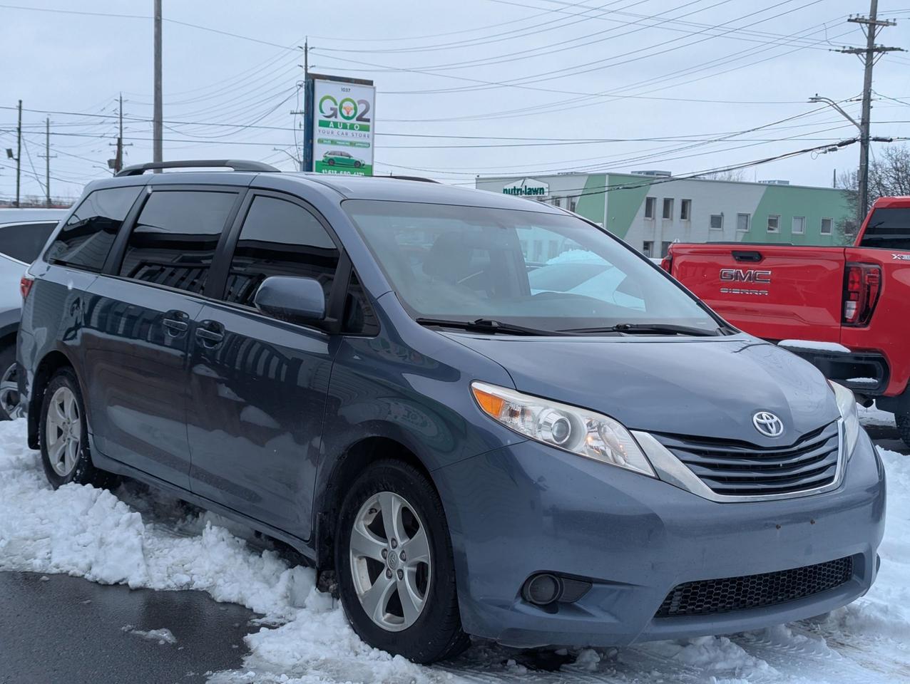2017 Toyota Sienna LE Photo2