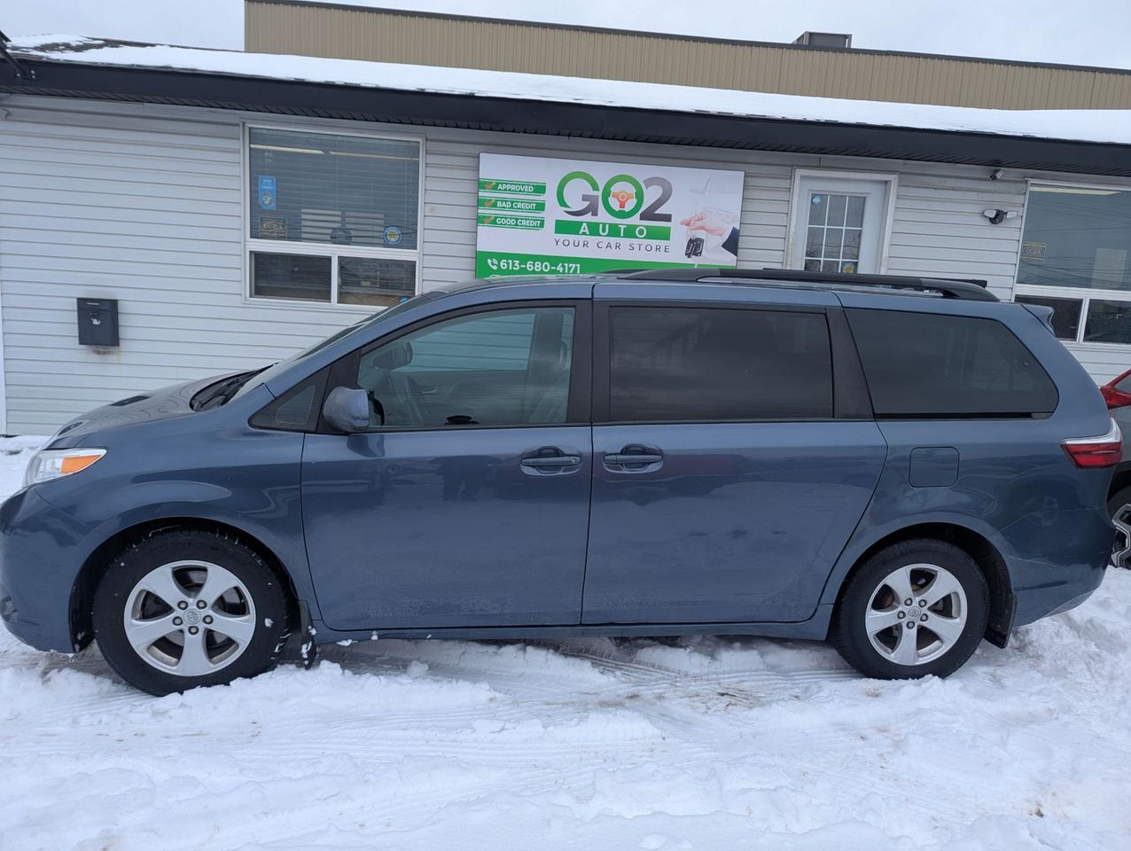 2017 Toyota Sienna LE Photo3
