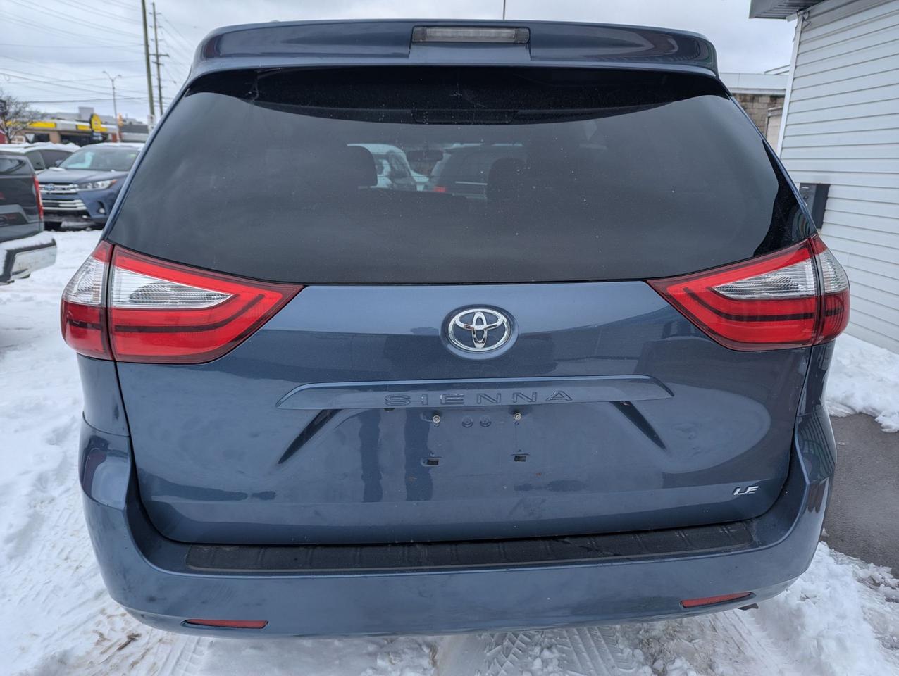 2017 Toyota Sienna LE Photo4