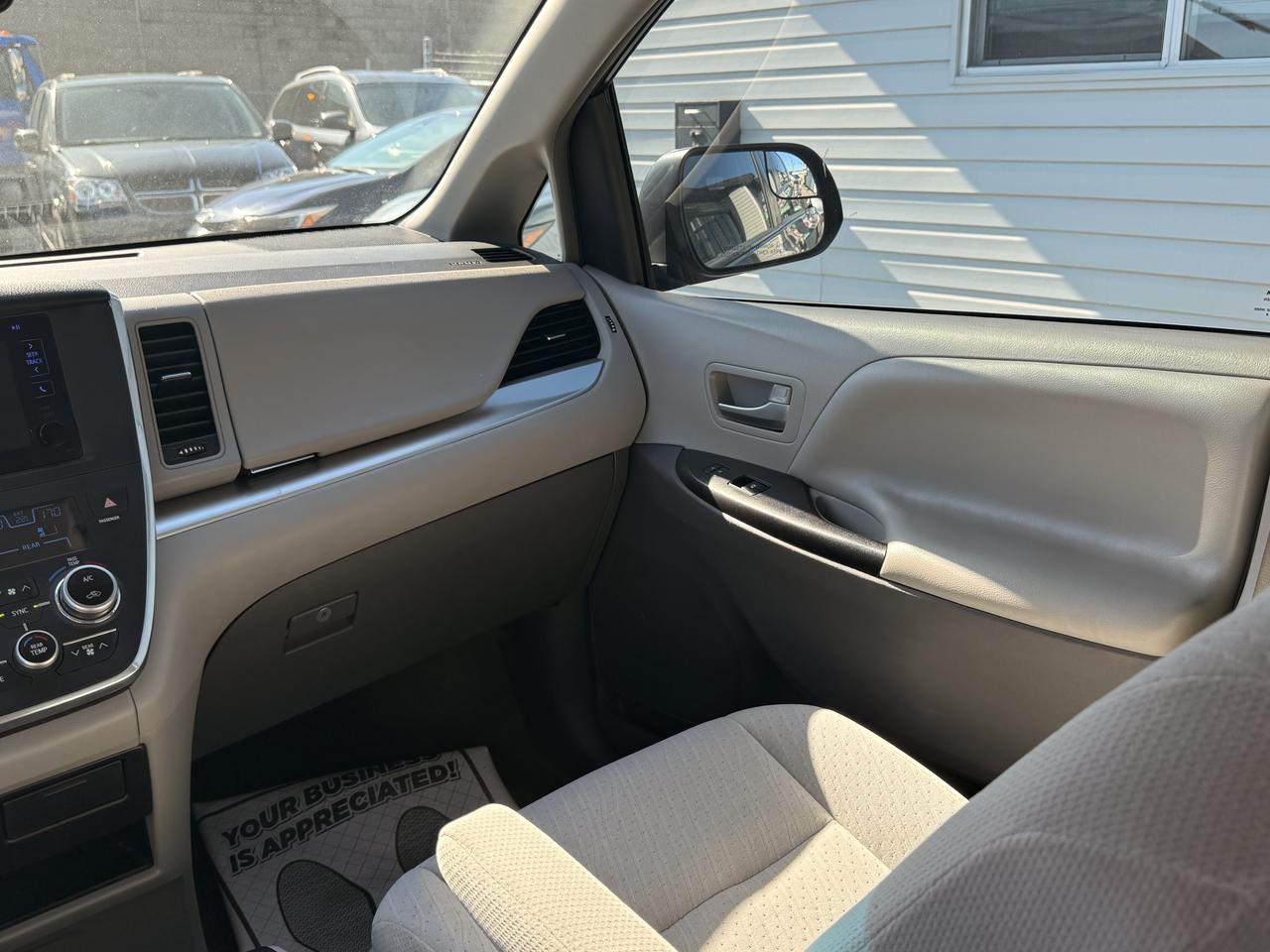 2017 Toyota Sienna LE  * 8 PASSENGER* Photo
