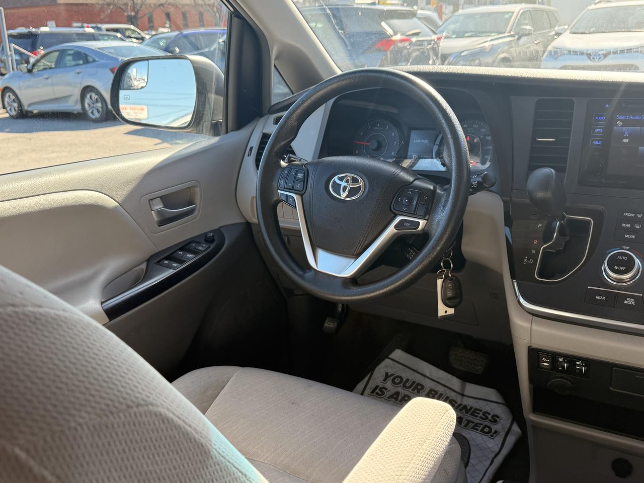 2017 Toyota Sienna LE  * 8 PASSENGER* Photo
