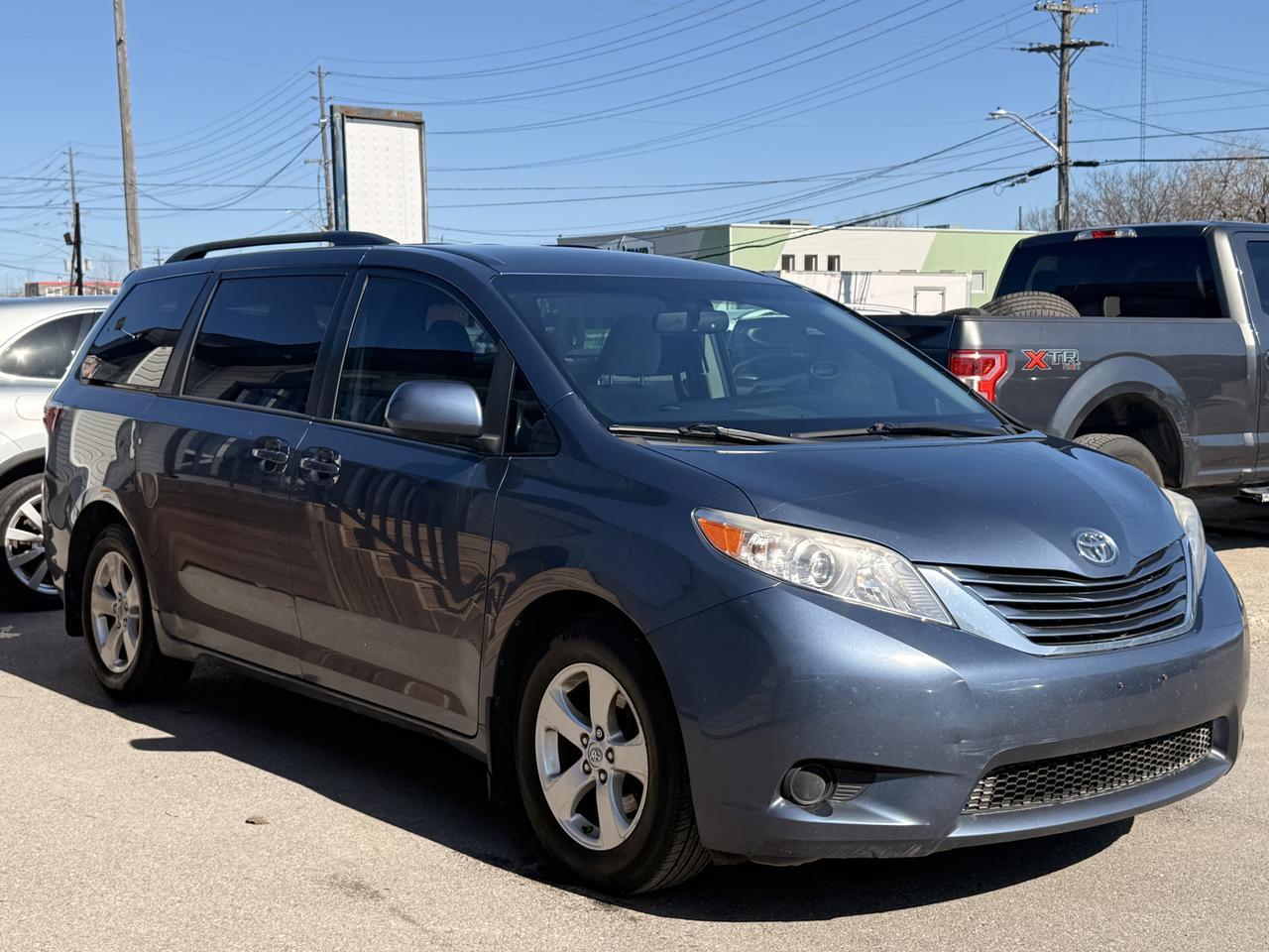 2017 Toyota Sienna LE  * 8 PASSENGER* Photo