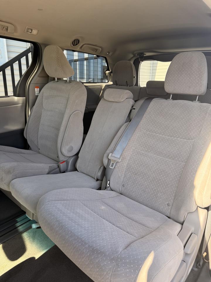 2017 Toyota Sienna LE  * 8 PASSENGER* Photo