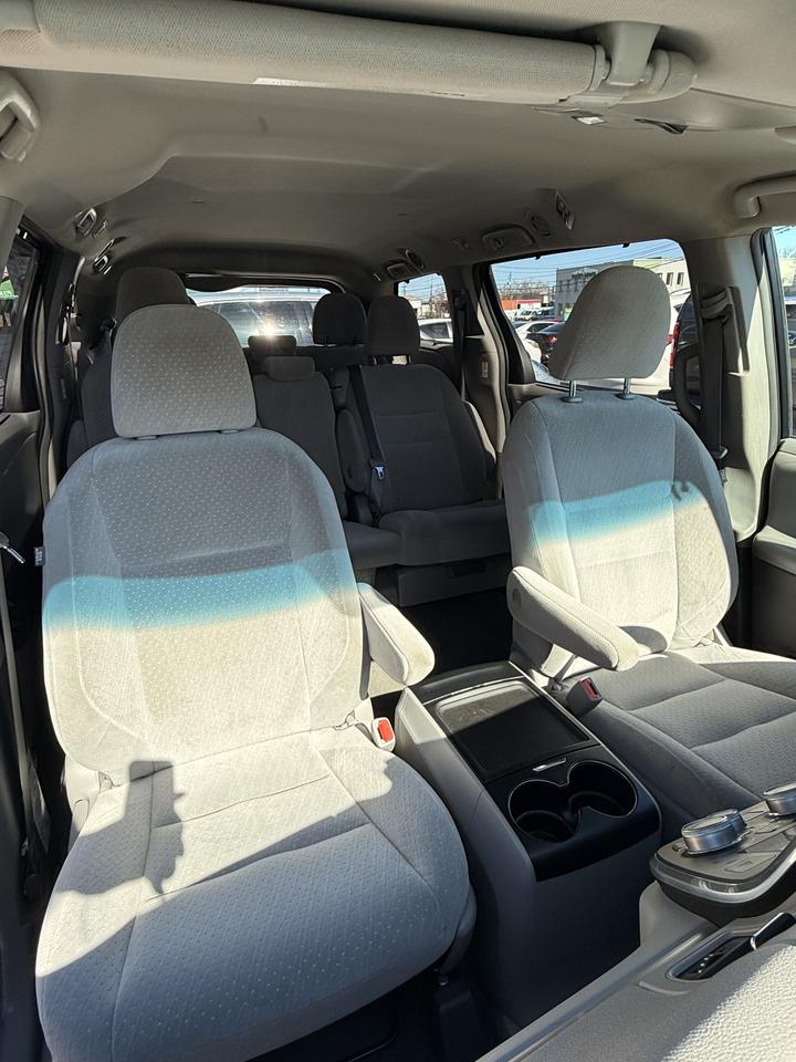2017 Toyota Sienna LE  * 8 PASSENGER* Photo