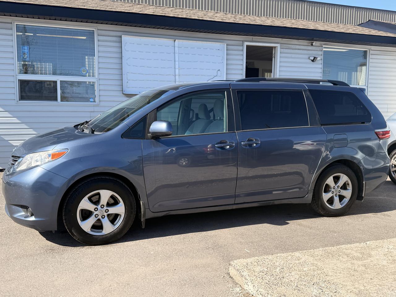 2017 Toyota Sienna LE  * 8 PASSENGER* Photo