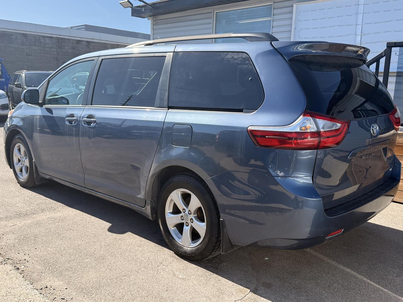 2017 Toyota Sienna LE  * 8 PASSENGER* Photo