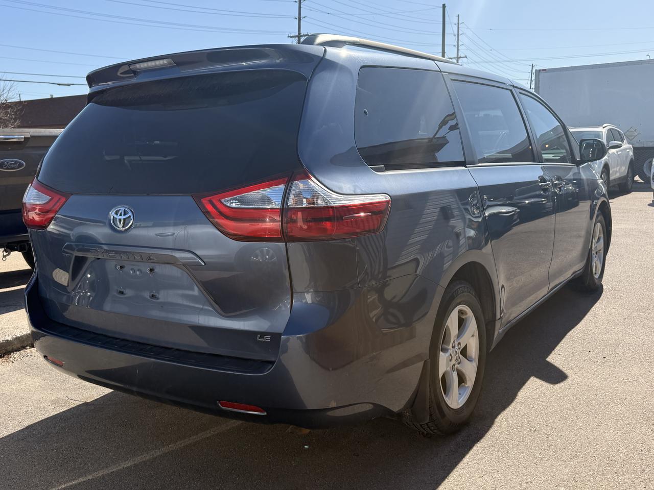 2017 Toyota Sienna LE  * 8 PASSENGER* Photo