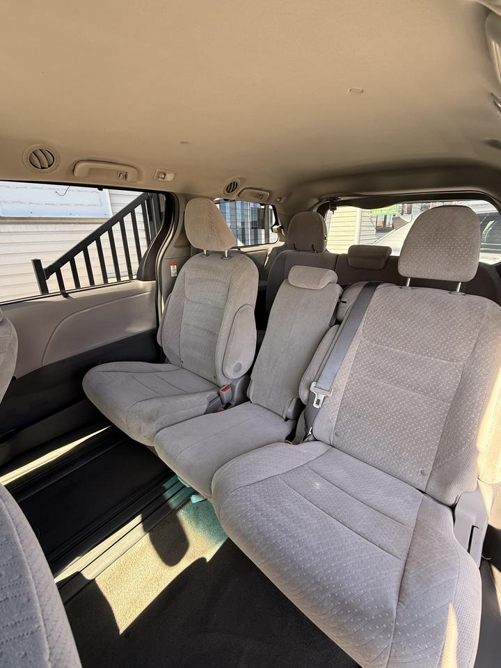 2017 Toyota Sienna LE  * 8 PASSENGER* Photo