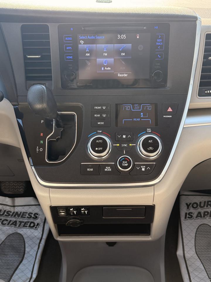 2017 Toyota Sienna LE  * 8 PASSENGER* Photo