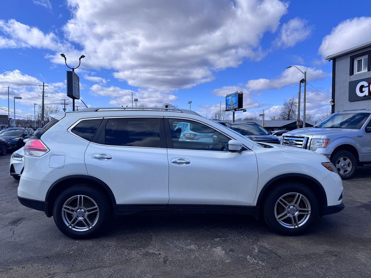 2016 Nissan Rogue SV Photo3