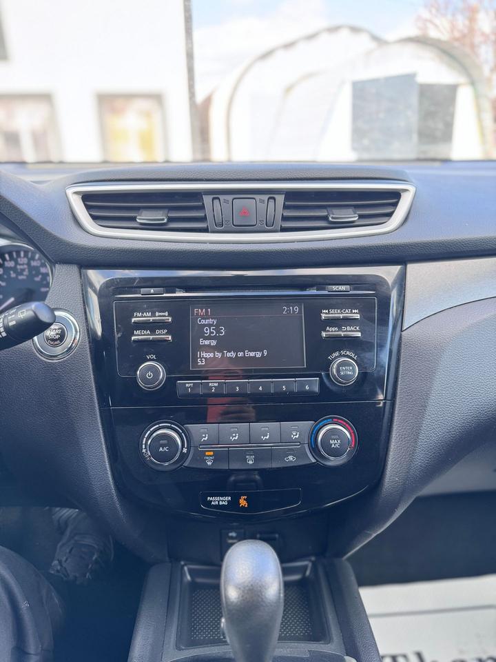 2016 Nissan Rogue SV Photo