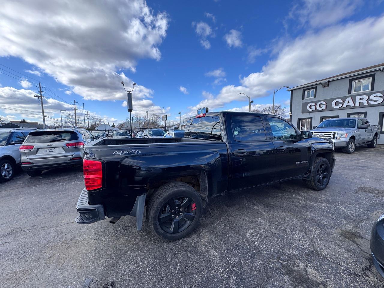 2018 Chevrolet Silverado 1500 4WD Crew Cab 143.5" Custom | CERTIFIED Photo4