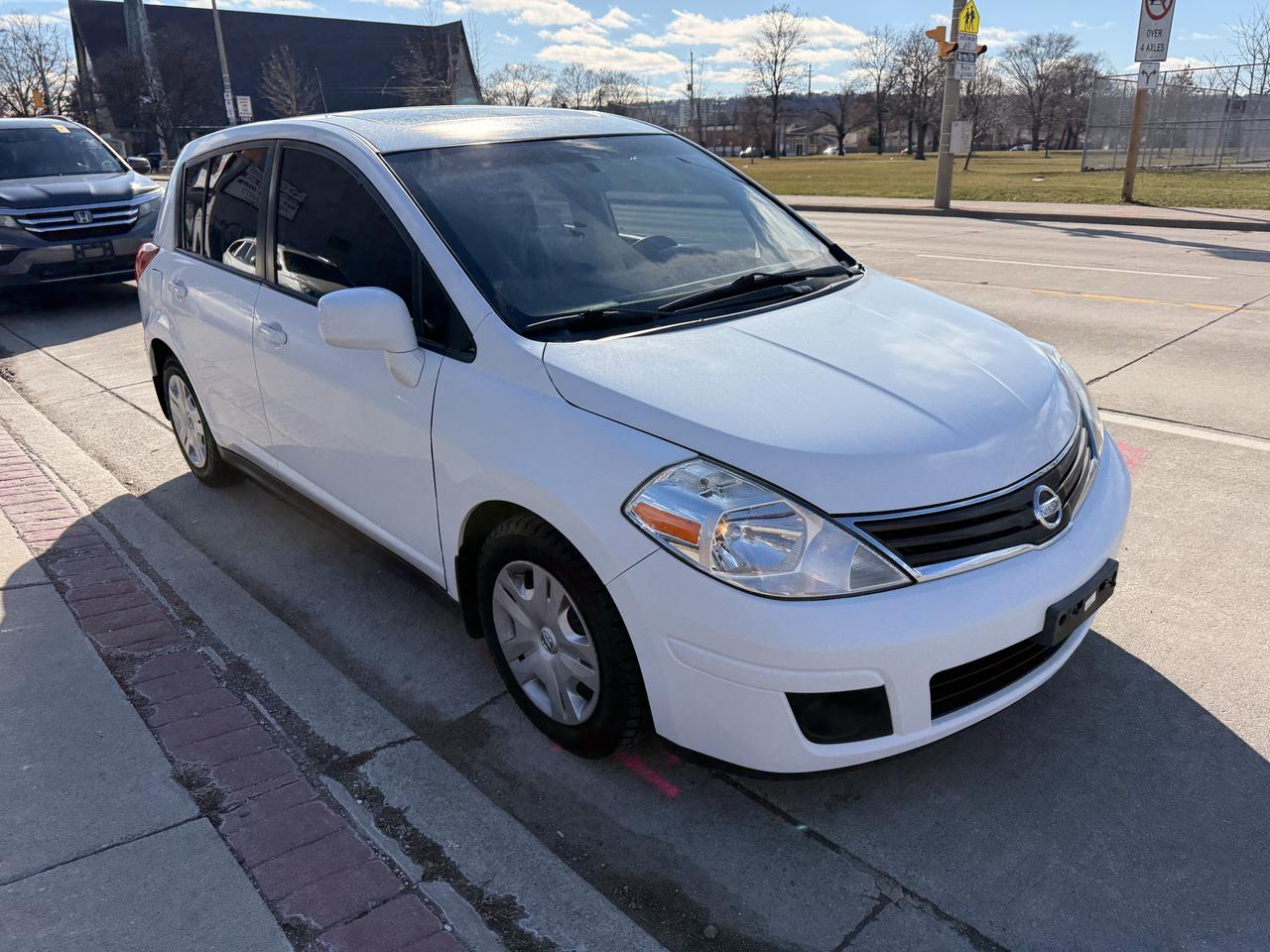 2012 Nissan Versa 5dr HB Auto 1.8 S Photo4
