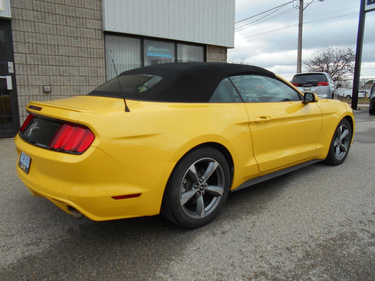 2017 Ford Mustang V6 CONVERTIBLE Photo2