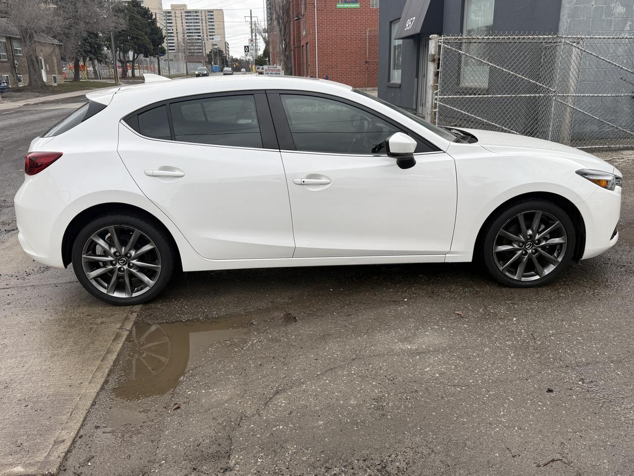 2018 Mazda MAZDA3 GT Photo3