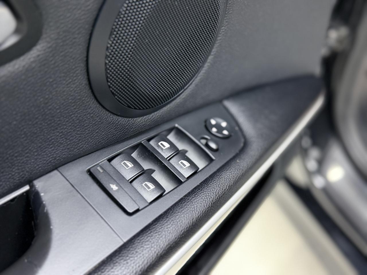 2011 BMW 323i SUNROOF|HEATED SEATS|DUAL CLIMATE|CLEAN CARFAX| Photo