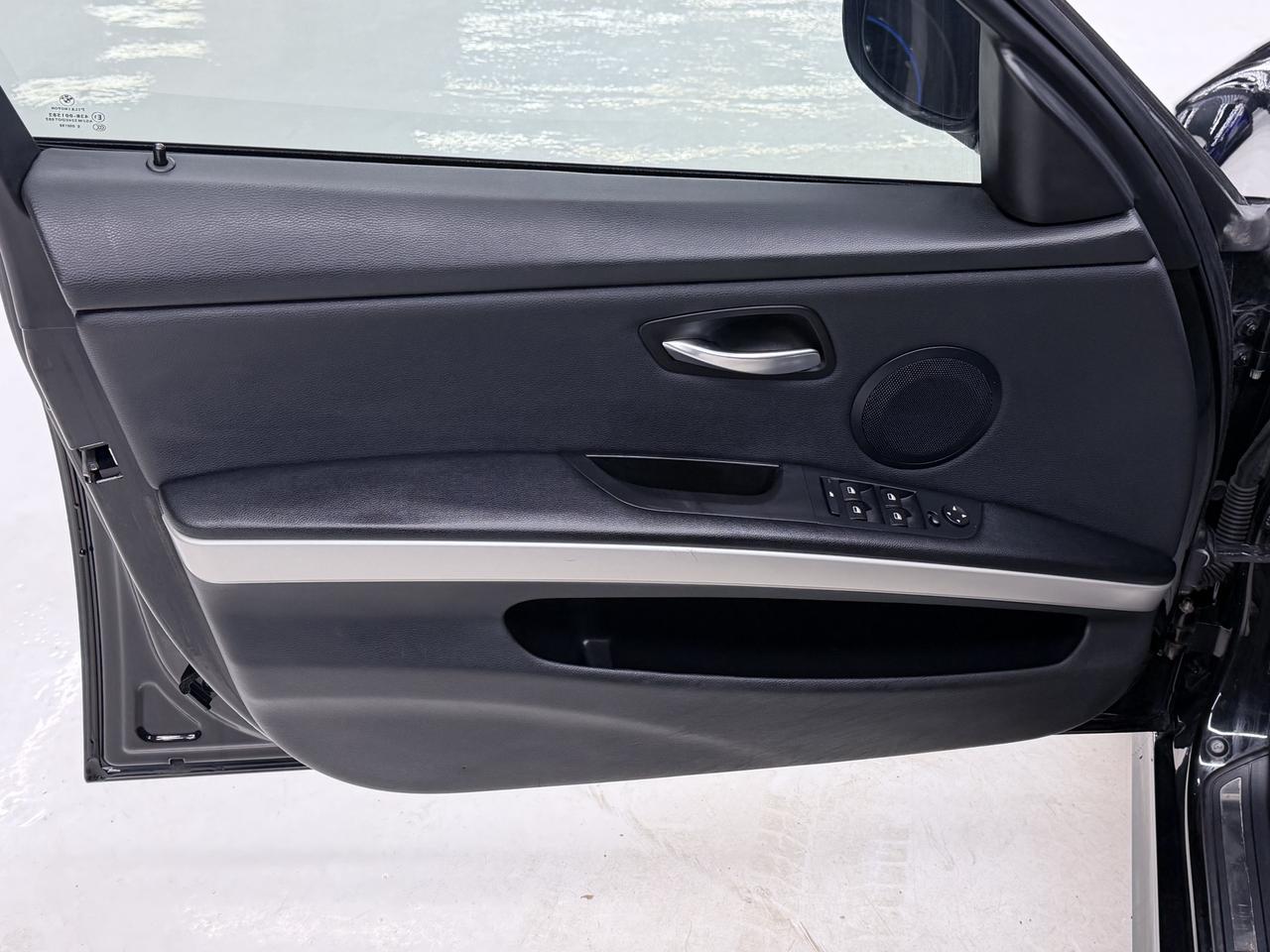 2011 BMW 323i SUNROOF|HEATED SEATS|DUAL CLIMATE|CLEAN CARFAX| Photo