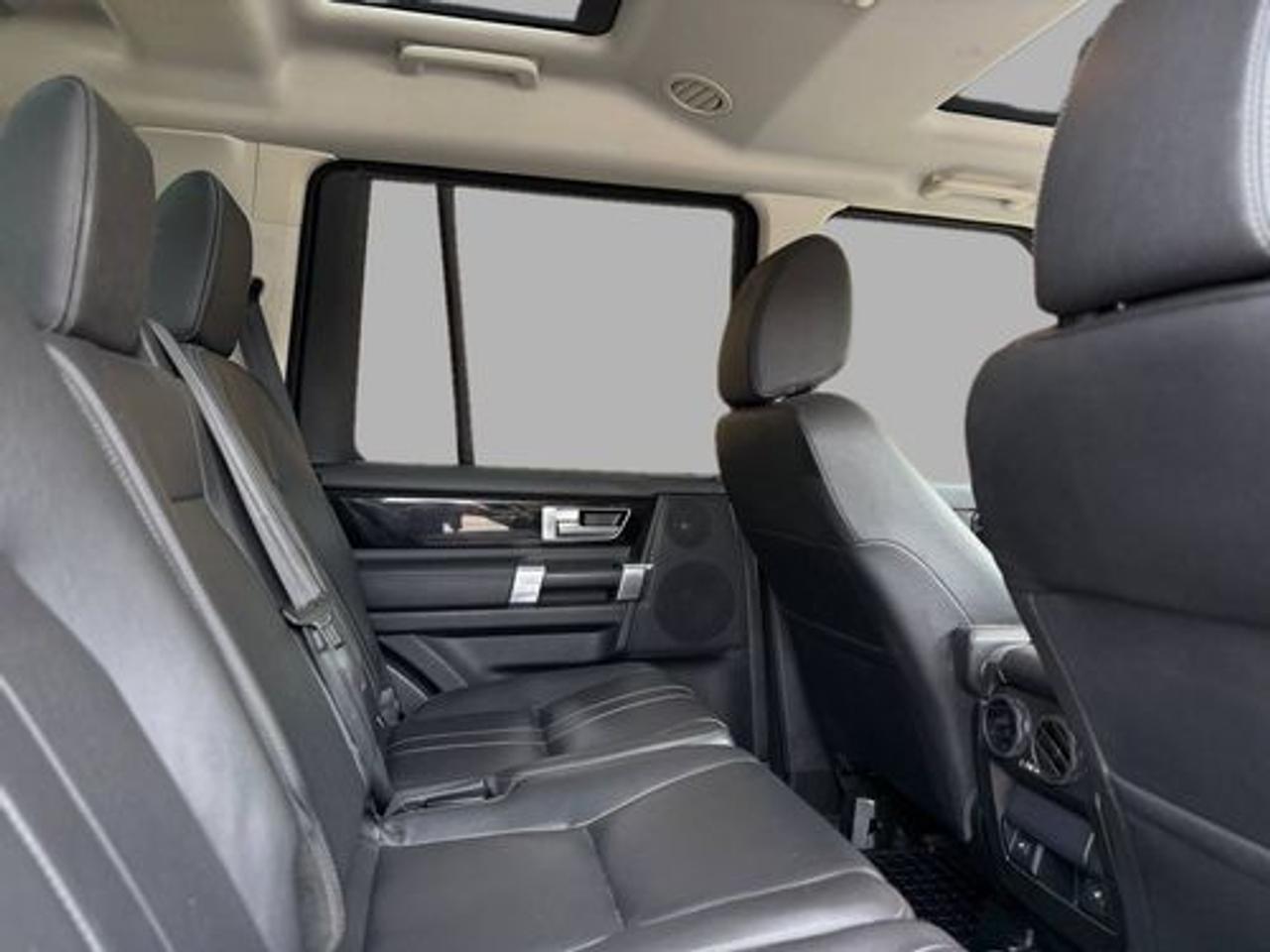 2015 Land Rover LR4 7 Passenger Photo