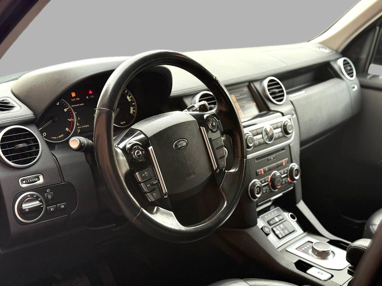 2015 Land Rover LR4 7 Passenger Photo